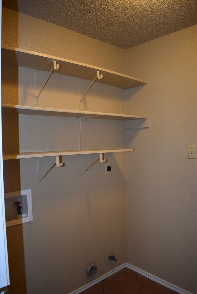 Building Photo - 2521 Creek Dr