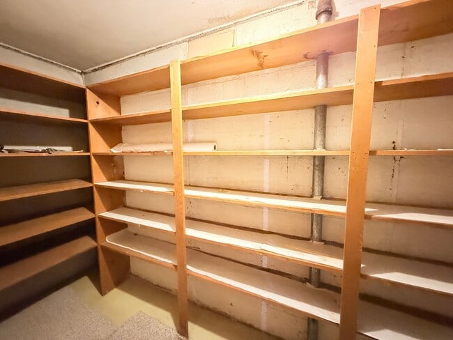 Building Photo - Charming 4 Bedroom Home with Fully Fenced Backyard!