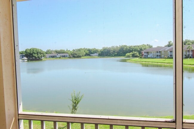 Building Photo - Lake Front 1BR + Den -Move In Special Available