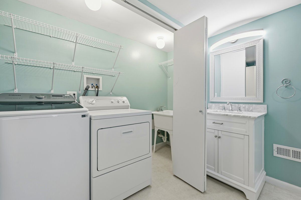 Building Photo - 5595 Birdview Heights