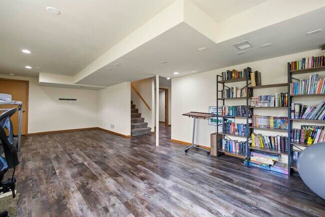 Building Photo - 1206 Meadow Sweet Dr