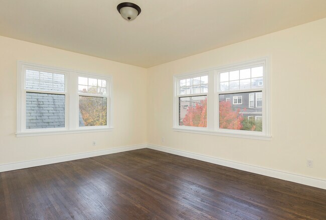 Building Photo - Charming 2 Bed / 1 Bath Top Floor, South-Facing Apartment w/ Roof Deck One Month Free Rent