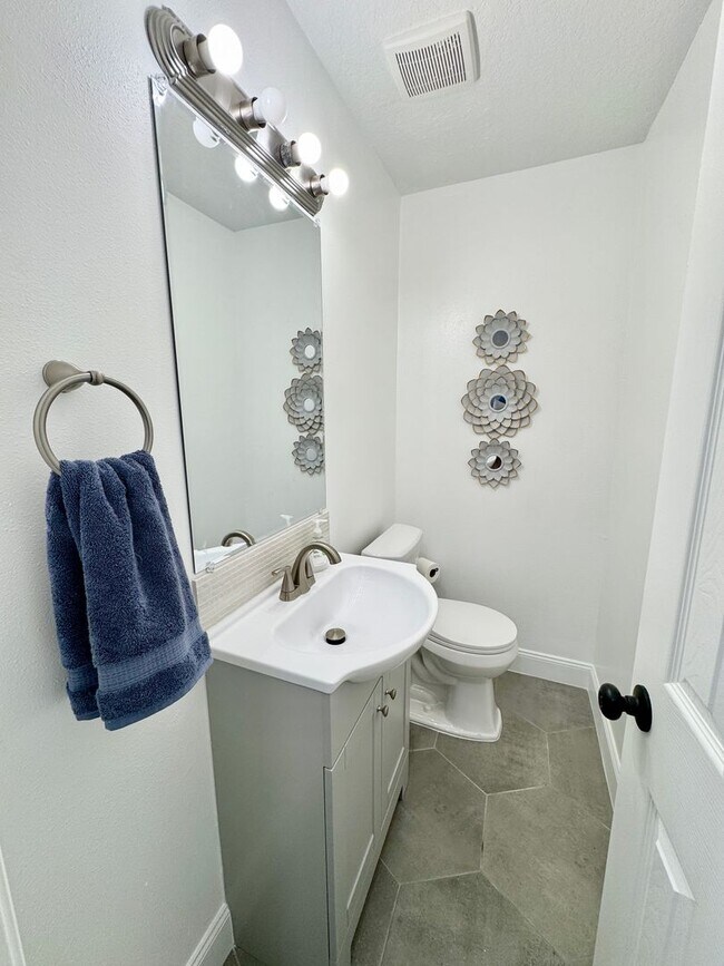 Building Photo - Fully Furnished Down Town Clermont Short T...