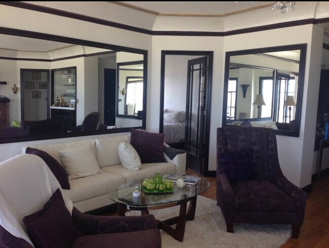 Living room - 1030 E Ocean Blvd