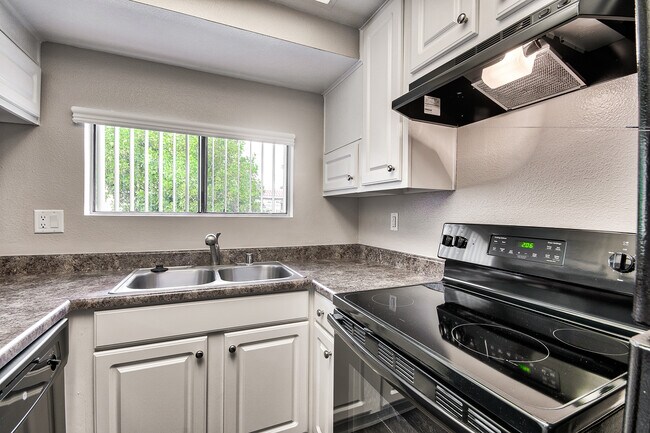 Building Photo - Oak Tree Court Apartment Homes