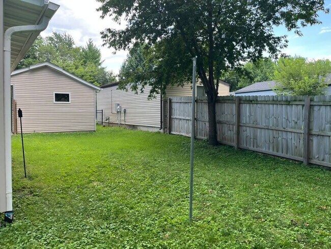 Building Photo - "Spacious 3 Bedroom/2 Bath Home in Florissant!"  Available for Move-In on 8/15/2026