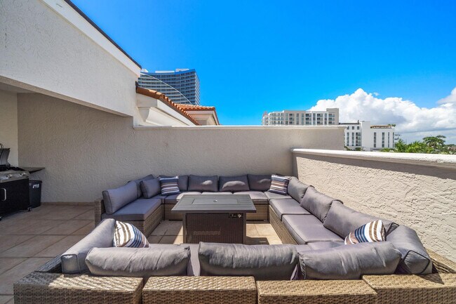 Building Photo - 514 N Birch Rd