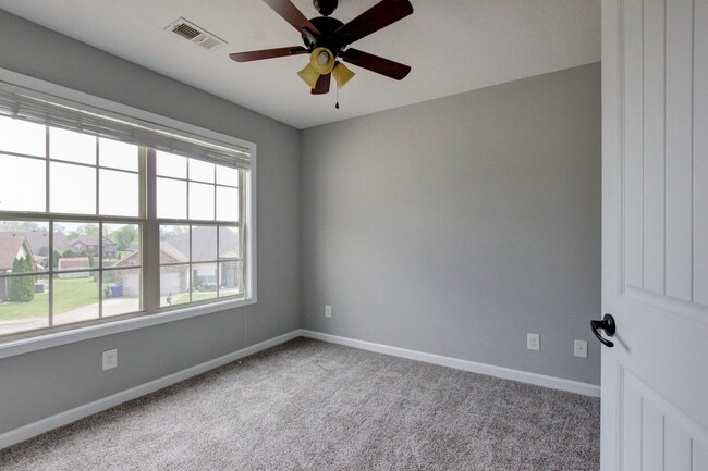 Building Photo - --AVAILABLE NOW! MOVE-IN READY!!!