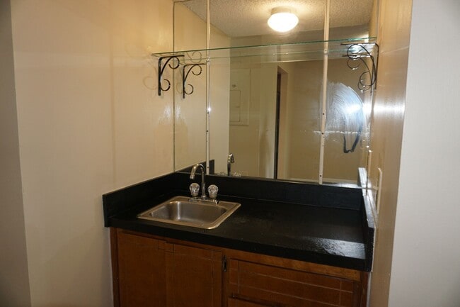 Building Photo - 3 bedroom/2 bathroom townhome
