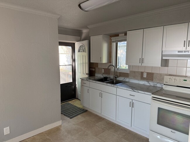 Building Photo - Charming 2 Bed, 1 Bath Home – Month-to-Mon...