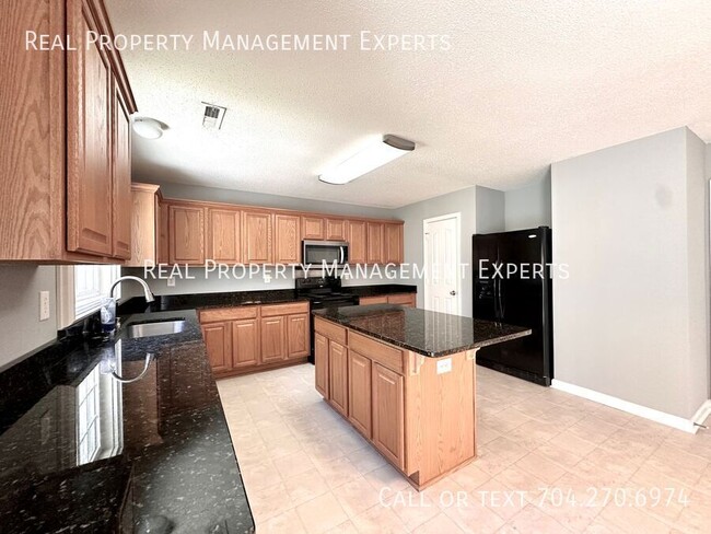 Building Photo - Charming 3BR/2.5BA Home in Charlotte!