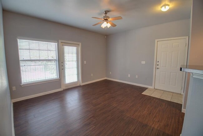 Building Photo - 2320 Gracy Farms Ln