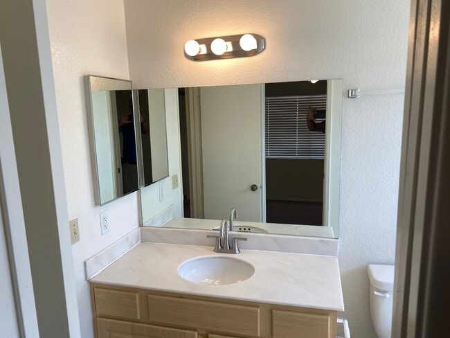 Building Photo - Henderson!!! 4 Bedrooms!! Single Story!! 2 car garage!! Big Back Yard!!! No HOA!! All Appliances!!