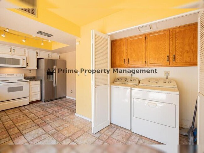 Building Photo - 1650 N Ventura Ln
