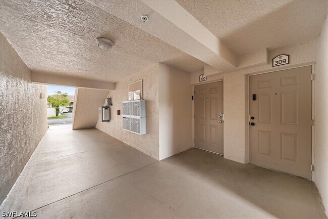 Building Photo - 8235 Ibis Club Dr