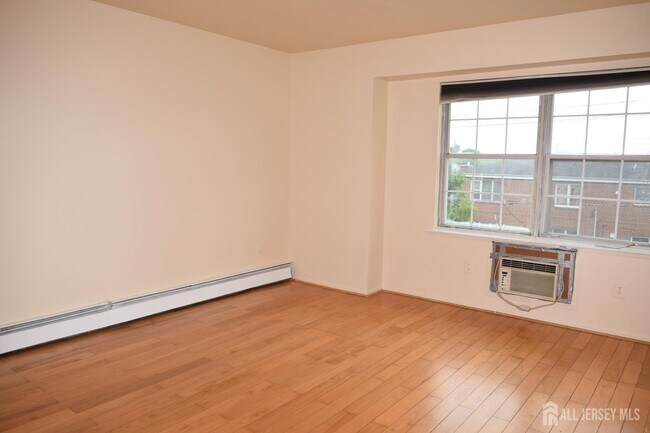 Building Photo - 31 Larch St