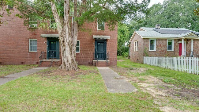 Building Photo - 3 Bedroom 1 Bath Townhouse in Wagener Terrace - Charleston Peninsula