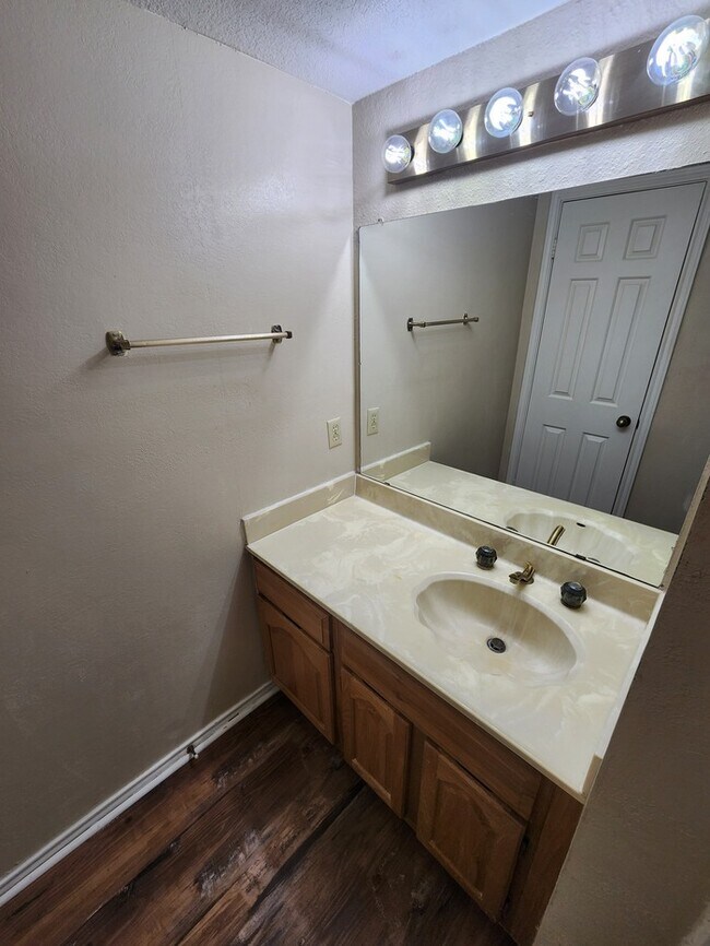 Building Photo - 1 bed 1 bath condo