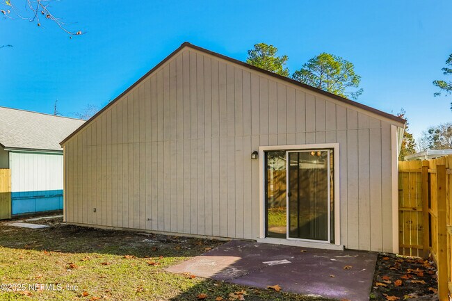 Building Photo - 1852 Manitoba Ct N