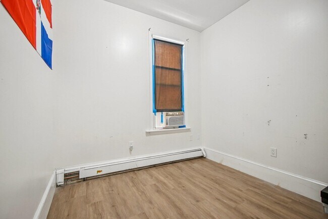 Building Photo - 314 25th St