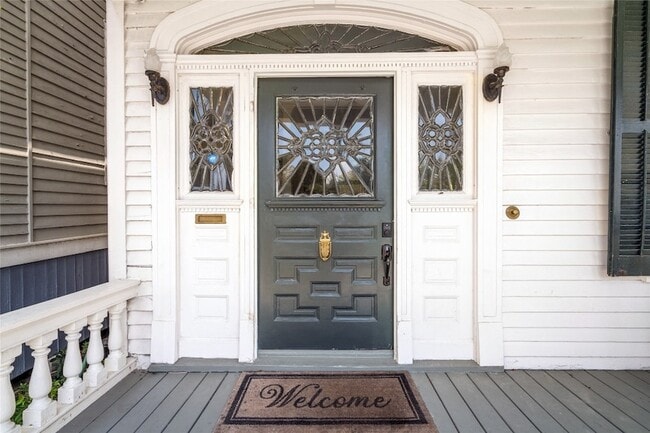 Building Photo - 1112 Broadway Avenue J