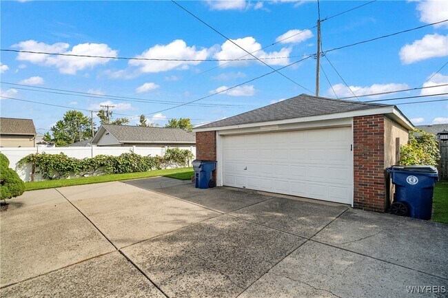 Building Photo - 165 Carmen Rd