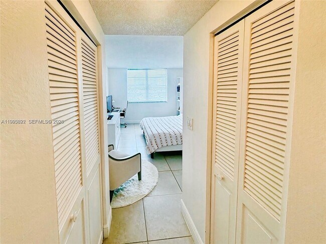 Building Photo - 500 Bayview Dr