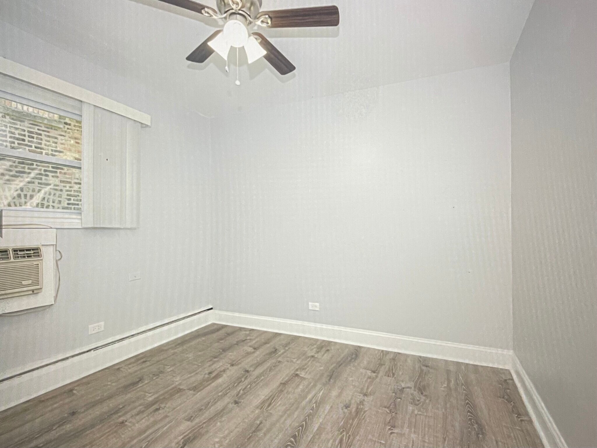 Building Photo - 7602 N Eastlake Ter