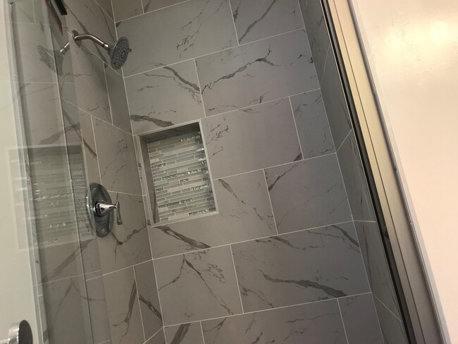 Master bath - walk-in shower - 2016 Ruhland Ave