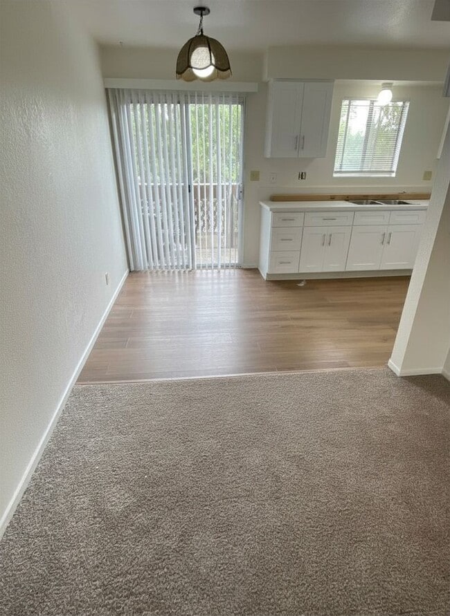 Building Photo - Charming Townhouse (2 Bed / 1.5 Bath)