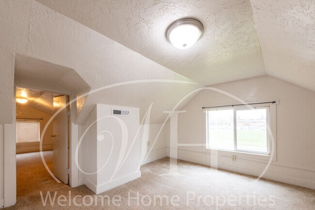Building Photo - Cozy Home with Storage in Quiet Convenient Location