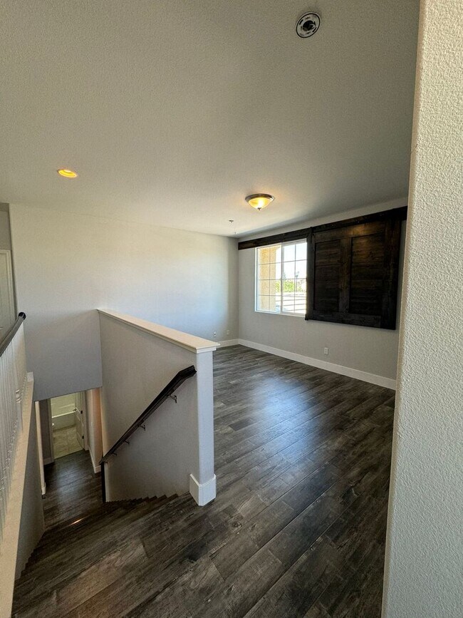 Building Photo - Stunning 4/3 in Roseville! 2 Car Garage!