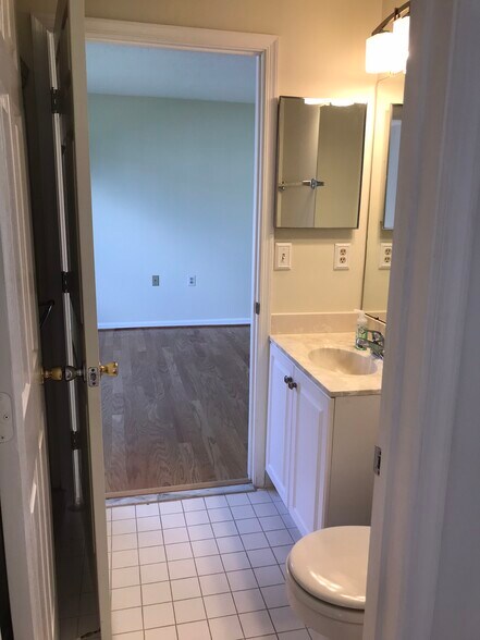 Building Photo - 10018 Vanderbilt Cir