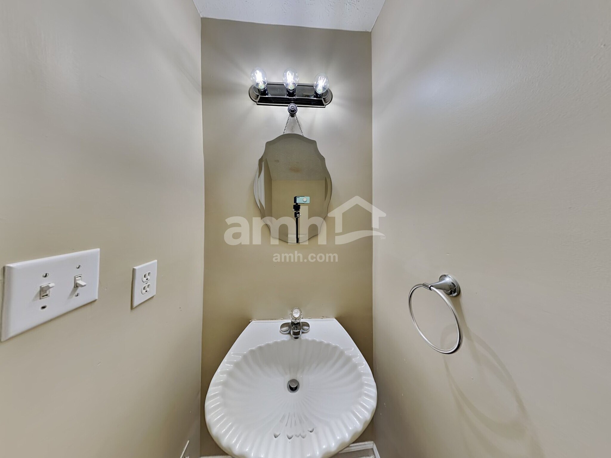 Building Photo - 424 Spring Falls Dr