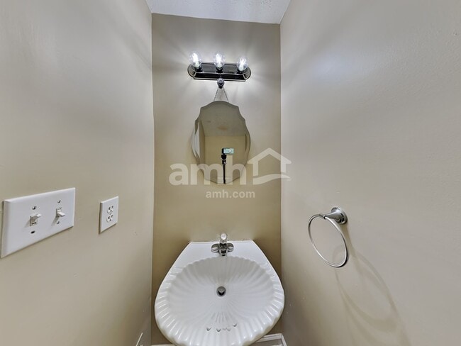 Building Photo - 424 Spring Falls Dr