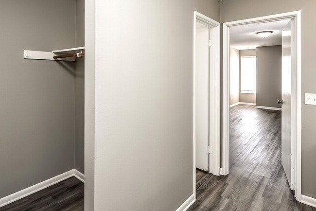 Building Photo - Spacious and updated 2 bed 1.5 bath!