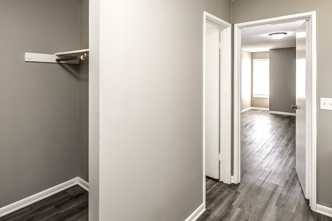 Building Photo - UPDATED 2 bed, 1 1/2 bath apartment in Bellevue!