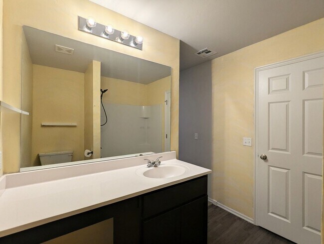 Building Photo - 3 Bed / 2 Bath Home in Noble Schools | Fenced Backyard + Storm Shelter