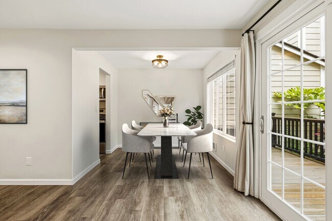 Building Photo - For Lease $2950/Month: Beautifully updated 2/Bdrm Townhome with large Bonus Room