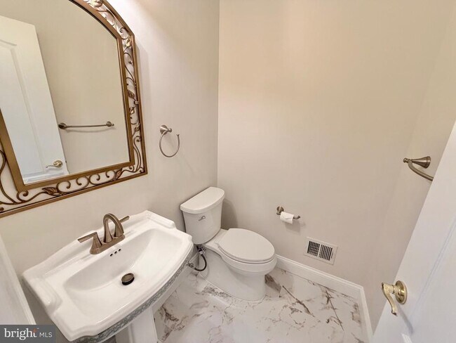 Building Photo - 300 Garden View Square