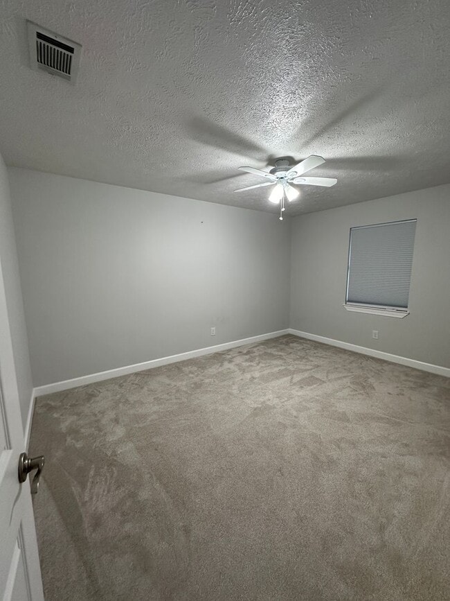 Building Photo - Convenient to Tyndall, less than a block t...