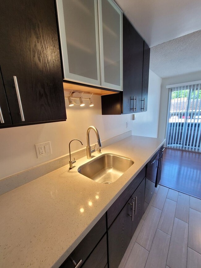 Building Photo - Spacious & Modern 1 Bedroom Condo