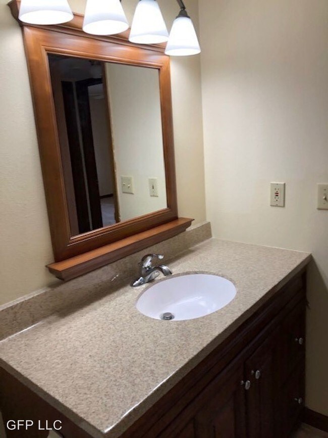 Building Photo - 1110 E 2nd Ave