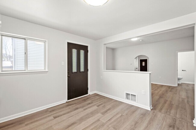 Building Photo - MOVE IN SPECIAL! SCORE HALF OFF 1ST MONTH'...