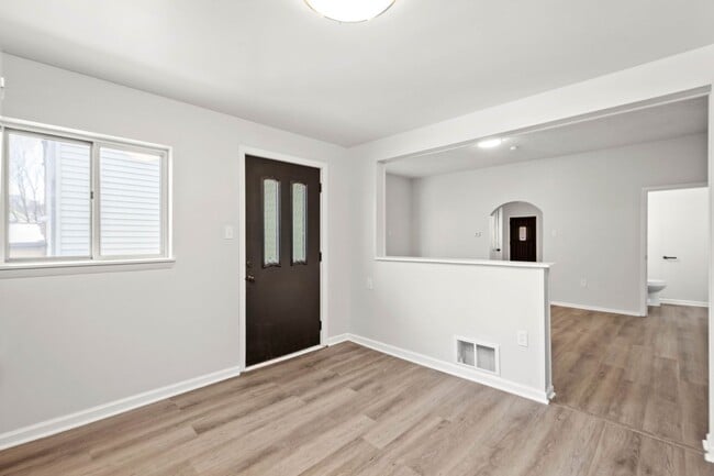 Building Photo - Stunning 4 bedroom in McKees Rocks availab...
