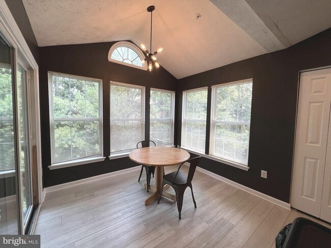 Building Photo - Gorgeous Light-Filled 2BR/2BA Penthouse Condo in Piney Orchard.