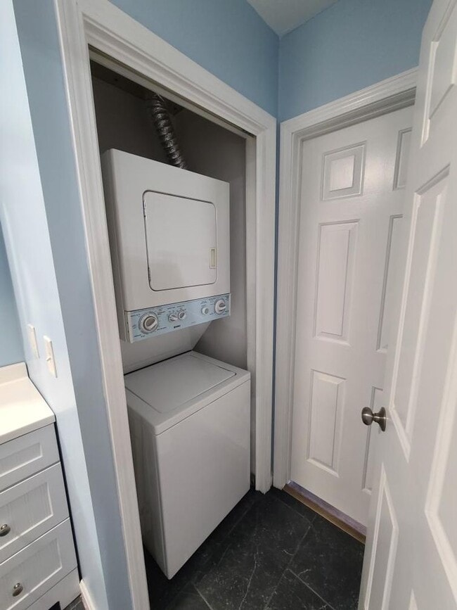 Building Photo - 2 Bed, 1 Bath, 1st Floor Unit