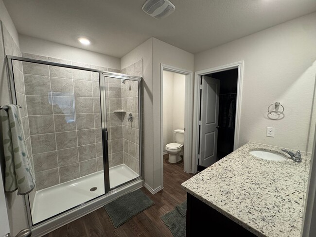 Building Photo - $300 OFF 1ST MONTH RENT IF YOU MOVE IN WIT...