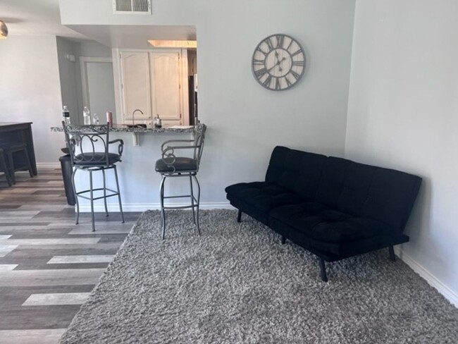 Building Photo - 1BR Furnished Recent Remodeled!!