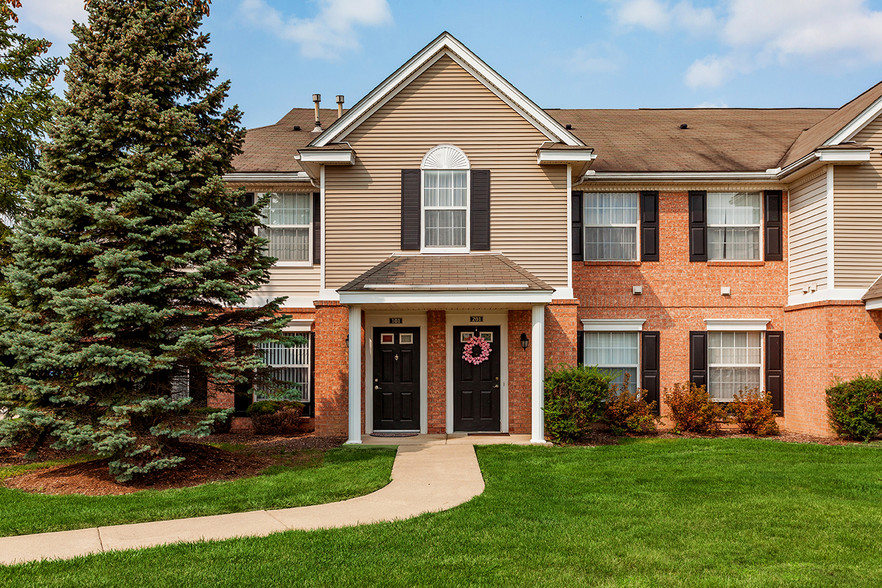 Exterior - Canton Club Apartments - Canton, MI